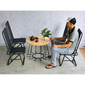 Conjunto CBCF290 de Mesa de Café de Madera de Caucho y 4 Sillas Plegables de Malla para Restaurante - Product Image 2