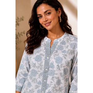 Top Corto Tejido a Rayas Azules Mehfil-E-Ishq Gulnaar, Talla XL, con Botones y Detalle de Logotipo - Product Image 2