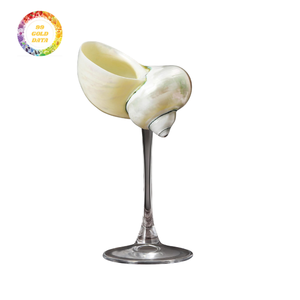 Verres à pied en coquille naturelle pour l'affichage de cocktails inspirés de l'océan Décoration artistique Curation Coastal Lifestyle Visual Merchandise - Product Image 4