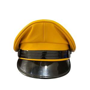 Esta es una gorra de motociclista Muir de cuero genuino amarillo con visera. - Product Image 1
