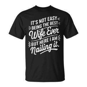 ท้าทายทุกขีดจำกัดเพื่อเป็นภรรยาที่ดีที่สุดตลอดกาล แต่ฉันกำลังประสบความสำเร็จอยู่ที่นี่ เสื้อยืด-สินค้าส่งเสริมการขาย - Product Image 1