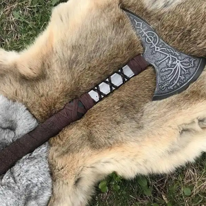 Hache viking artisanale avec manche en bois de frêne gravé et fourreau en cuir avec gravure sur la tête - Product Image 6