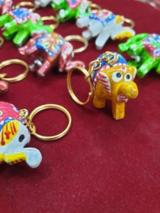 พวงกุญแจช้างอินเดียทำด้วยมือ | พวงกุญแจราจิตันีสีสันสดใสพวงกุญแจไม้ | ของขวัญของที่ระลึกทำด้วยมือ | 1แพ็ค = 12ชิ้น - Product Image 4