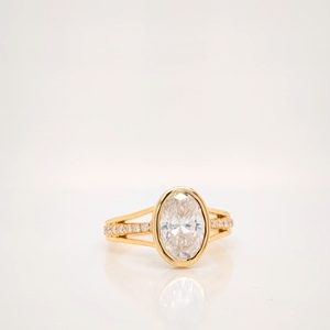 แหวนหมั้นมอสซาไนต์ทรงรี 2.50 กะรัต ยี่ห้อ Lurba Jewels พร้อมใบรับรอง ตัวเรือนทองคำขาว 14K สไตล์วินเทจ ประดับเพชรรอบวง สำหรับงานแต่งงาน งานฉลองครบรอบ - Product Image 1
