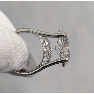Anillo con Halo Oculto de Tensión Oeste-Oeste Certificado por IGI con Diamante Cultivado en Laboratorio de 8.60tcw, Color EF, Claridad VS, Forma Ovalada - Product Image 2