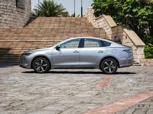 รถยนต์มือสองปี 2025 ราคาประหยัด เร็ว แรง ประหยัดน้ำมัน รถยนต์ไฮบริดแบบซีดาน ระบบไฟฟ้าแบบขยายระยะทาง วิ่งได้ 201-300 กม. ตามมาตรฐาน NEDC แบตเตอรี่ 50-70 กิโลวัตต์ชั่วโมง - Product Image 2