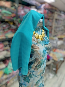 ผ้าคลุมไหล่สีฟ้าฟรานซาวี ดีแรค ลายดอกไม้สีทอง พร้อมผ้าคลุมไหล่สีเขียวอมฟ้า |   ชุดงานเลี้ยงและชุดแต่งงานโซมาเลียระดับพรีเมียม - Product Image 2
