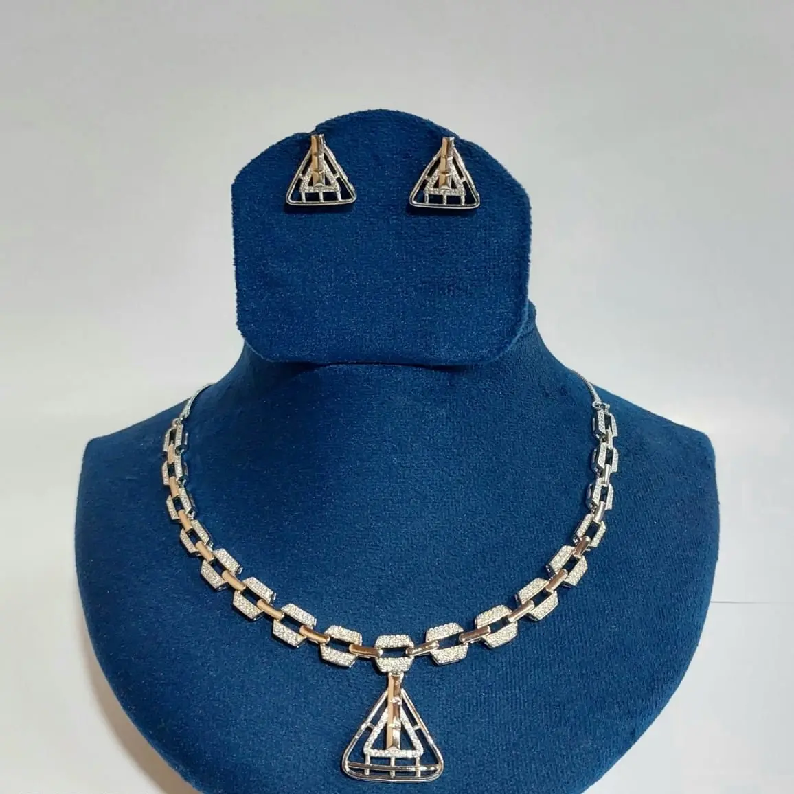 Desainer eksklusif terbaru ringan Set kalung berlian Amerika dengan sepasang anting koleksi wanita dan anak perempuan 2024