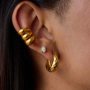 J&D Elegantes Pendientes de Aro Clásicos de Acero Inoxidable con Oro de 18K, Diseño de Estrella Hueca con Diamantes de Imitación, Accesorio de Moda - Product Image 1