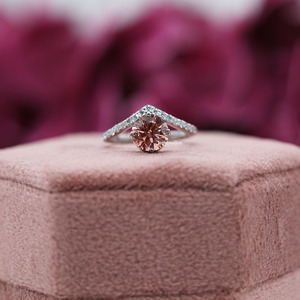 Anillo de compromiso de diamante cultivado en laboratorio de corte redondo Anillo de compromiso de oro sólido de 18 quilates lujoso para mujer - Product Image 1