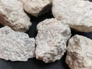 Le pyrophyllite, comme agent de remplissage, améliore la résistance aux chocs du plastique ABS, essentiel pour les composants de garniture extérieure automobile durables. - Product Image 3