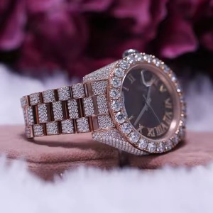 Reloj con esfera de fecha y día de cristal analógico de calidad superior, diamantes de moissanita de oro rosa totalmente helado, banda de acero inoxidable elegante de 20mm de ancho - Product Image 3