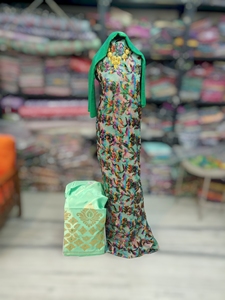 Châle rose pêche Maqbal Dirac avec imprimé floral multicolore, Gorgorad brodé or de luxe et châle violet - Product Image 6
