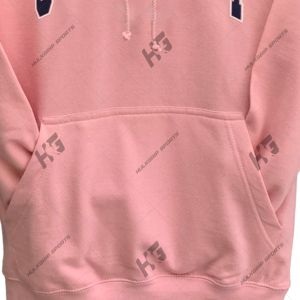 เสื้อฮู้ดดี้ผ้าฟลีซสีชมพูสดแบบยูนิเซ็กซ์ พิมพ์ลายโลโก้มหาวิทยาลัยด้วยเทคนิคการถ่ายเทความร้อน ปักลาย สตรีทแวร์ ผ้าฝ้าย ทรงโอเวอร์ไซส์ เนื้อหนา - Product Image 6