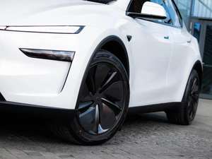 Modèle Y 2025 Longue Portée Restylé avec Toit Métallique Automatique, Sièges en Cuir, Batterie au Lithium, Caractéristiques Premium, Conduite à Gauche, Noir Foncé - Product Image 2