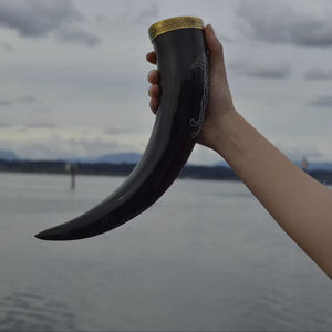 Corne à boire naturelle Viking de haute qualité polie écologique en corne de buffle Design animal - Product Image 1