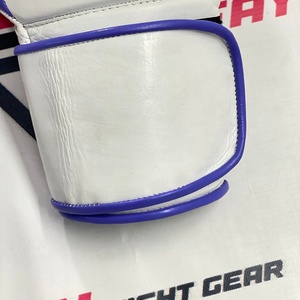 ถุงมือชกมวยสีม่วงขาวแบบใหม่ล่าสุด ดีไซน์ปรับแต่งได้ สายรัดปรับระดับได้ สำหรับมืออาชีพ เหมาะสำหรับการฝึกซ้อมมวยไทย - Product Image 4