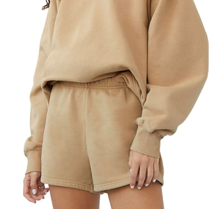 Pantalones cortos deportivos para mujer de alta calidad al por mayor, forro polar de algodón suave personalizado, transpirable y teñido liso con logotipo personalizado - Product Image 2