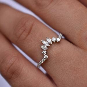 Bague de mariage en diamant cultivé en laboratoire en or 10 carats bague de fiançailles marquise incurvée et ronde bijoux en diamant de laboratoire - Product Image 2