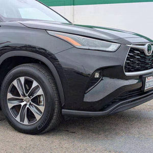 SUV de luxe d'occasion 2024 de style coupé haute performance à vendre – Diesel, automatique, toit ouvrant panoramique, intérieur cuir - Product Image 1