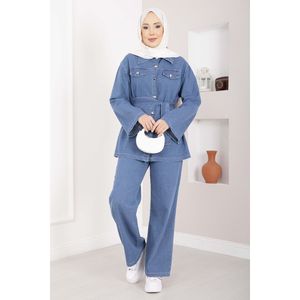 Conjunto coordinado de chaqueta y pantalones de mezclilla azul claro para mujer con detalle de cinturón - Product Image 1