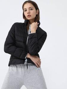 Chaqueta acolchada con capucha acolchada para mujer de la mejor calidad en negro Nuevo diseño con tela transpirable y decoración de letras de piel de oveja - Product Image 3