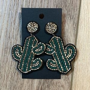 Pendientes bordados con cuentas de cristal ligeras hechas a mano de inspiración vintage - Product Image 2