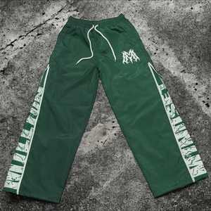 Pantalones de chándal personalizados, pantalones de chándal con rayas laterales, pantalones deportivos holgados ligeros de nailon 100%, pantalones de chándal de nailon de secado rápido con logotipo bordado - Product Image 3