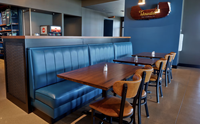 Ensemble de mobilier de restaurant avec banquette, plateau de table en bois massif, revêtement en cuir PU bleu, pieds en bois massif pour salle à manger d'hôtel