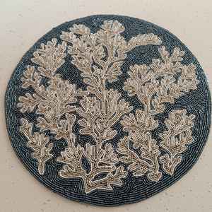 Napperon perlé Chargeur rond fait à la main pour salle à manger de luxe et décor de vacances Pièce unique perlé à la main, napperon, pendaison de crémaillère - Product Image 1