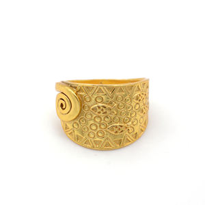 Vente en gros de bagues de mariage en laiton plaqué or 24 ct à la mode avec design de fleur simple pour hommes et femmes bijoux de mariage à la mode pour - Product Image 1