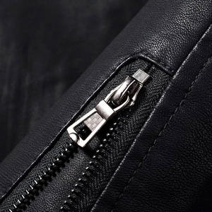 Abrigo de cuero extragrande para hombre en acabado negro liso con cinturón de lazo en la cintura y bolsillos laterales profundos para un estilo dramático - Product Image 5