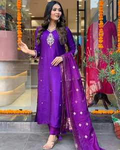Traje de seda de algodón suave puro pesado con trabajo bordado y estampado pesado Jecquard Wiving con Zari Work Dupatta para niñas y mujeres - Product Image 2