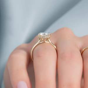 Anillo de Compromiso Solitario con Moissanita Corte Pera de 11x7mm, Chapado en Oro Amarillo, Joyería Fina Clásica para Mujer, Anillo Minimalista en Forma de Lágrima - Product Image 3