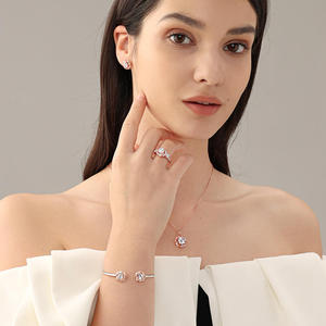 แหวนหมั้นเพชรโมอิสซาไนต์ทรงกลม Jeulia Floral Halo ตัวเรือนเงินแท้ชุบโรเดียม - Product Image 4