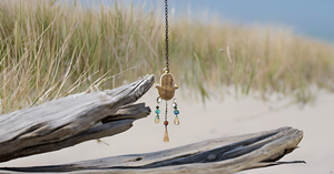 Adorno colgante para el hogar interior/exterior de Navidad con energía positiva, campanas de viento con forma de mano hechas de hierro metálico para uso en balcón/jardín - Product Image 4