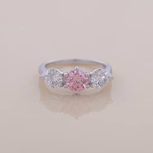 Anillo de compromiso de lujo con tres piedras de diamantes rosas y blancos en oro blanco y oro rosa de 14 quilates, corte redondo. - Product Image 1