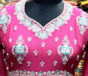 Costumes de fête indiens pakistanais brodés à la main non cousus de créateur moderne pour femmes de style traditionnel avant-gardiste - Product Image 2