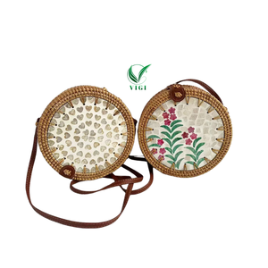 Bolso de mimbre de Vietnam hecho a mano con incrustaciones de nácar para amantes de la moda sostenible y estilo bohemio - Product Image 1