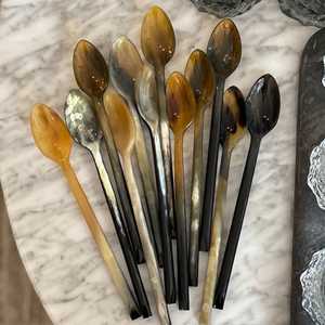 Ensemble de cuillères à cocktail noires, ensemble de serveurs à salade en corne de buffle avec 2 spatules, ustensiles durables faits à la main - Product Image 1