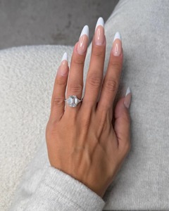 Anillo de Compromiso de Diamante Cultivado en Laboratorio con Corte Esmeralda de Lujo de 6.00 Quilates, Tres Piedras, Piedras Laterales Trillón, Certificado IGI, Oro Blanco de 18K - Product Image 1