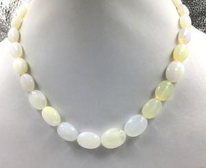 Gema de Ópalo Amarillo Natural de 194 Quilates, Ovalada y Lisa, para la Elaboración de Joyería Fina - Product Image 1