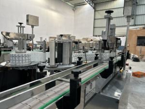 เครื่องติดฉลากแบนอัตโนมัติอุตสาหกรรมไฟฟ้าความเร็วสูงส่วนประกอบหลักรวมถึงปั๊มสำหรับบรรจุภัณฑ์ขวดเครื่องดื่ม - Product Image 4