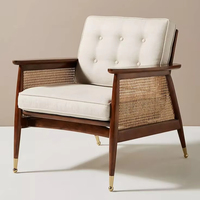 Chaise en bois luxueuse pour une utilisation en intérieur fabriquée avec du bois de haute qualité et une finition détaillée pour des intérieurs élégants