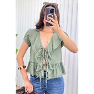 Blouse kaki en gros avec détails en dentelle et fermeture à nouer - Kaki - Product Image 2