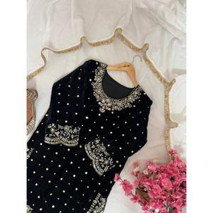 Salwar Kameez de Terciopelo Moderno de Calidad Superior con Bordado Zari, Encaje Calado y Dupatta para Damas, Ideal para Fiestas/Bodas o Uso Casual - Product Image 5