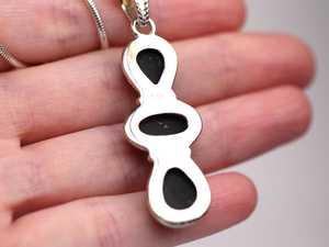 Cadeau de Noël unique pour elle: pendentif en onyx noir sur un collier ovale en argent sterling, incrustation de lunette plaquée or rhodium - Product Image 4