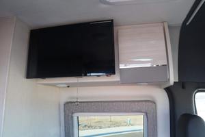 LUXURY RIDE 2022 Sprinter 2500 Thor Sanctuary 4x4 Camper Conversion, moteur Turbodiesel V6, 4 roues motrices - Product Image 5