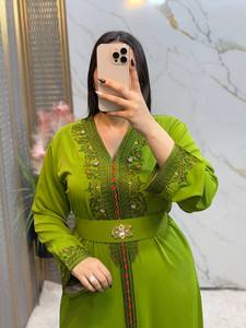 Vestido Kaftán Marroquí Bordado Modesto de Talla Grande Verde con Cuello en V Maxi Abaya de Crepé para Niñas, Boda, Oración, Eid - Product Image 2