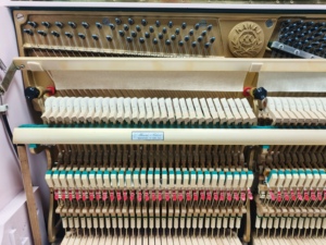 Piano Acústico Vertical Usado KAWAI KU1D Rosa, de Calidad Profesional Japonesa, con Estilo Mecánico, para Exportación al por Mayor - Product Image 6